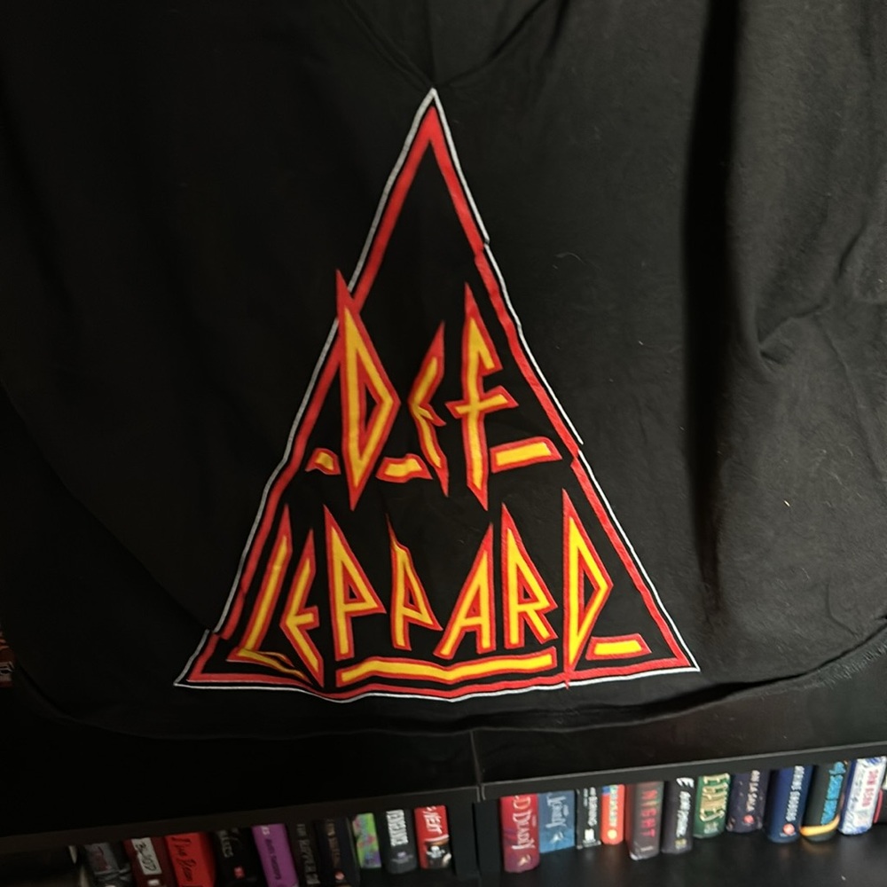 Make An Offer black short sleeve Def Lepard Tshirt 👏 - Picture 2 of 3